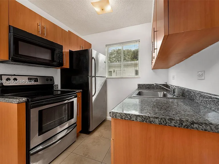 932 Moffett St #6 — Photo 7