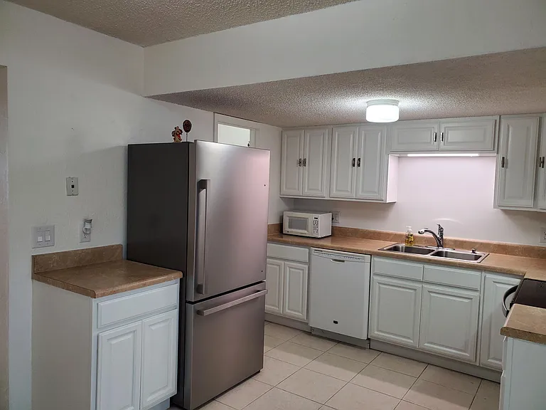 3417 SW 28th Ter #D — Photo 10