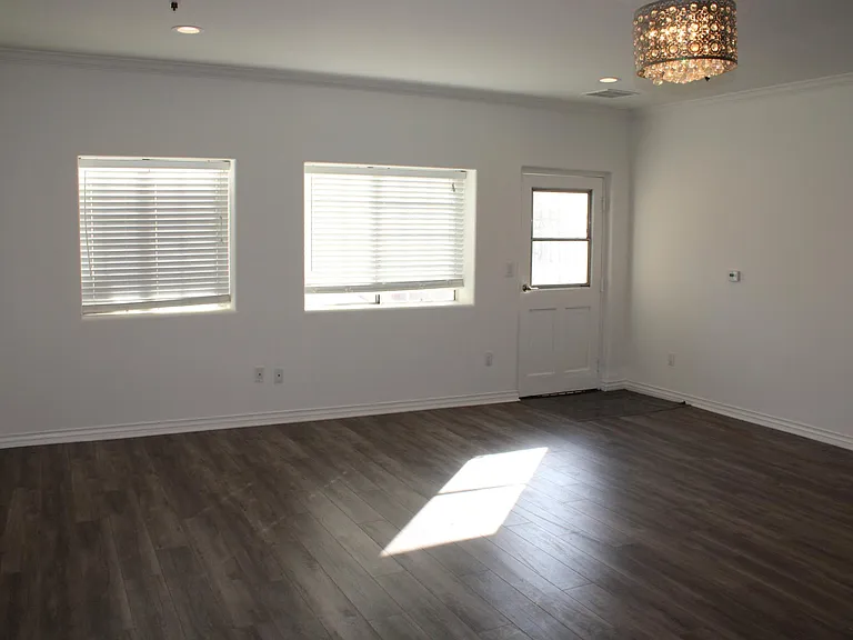 1827.5 W Hill Dr — Photo 3