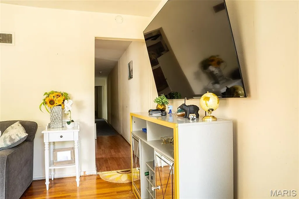 2 bed, 798 sqft, $1,325 — Photo 2