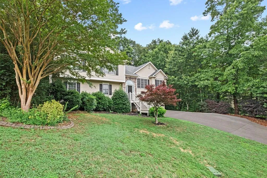 4 bed, 3.0 bath, 2343 sqft, $2,900 — Photo 2