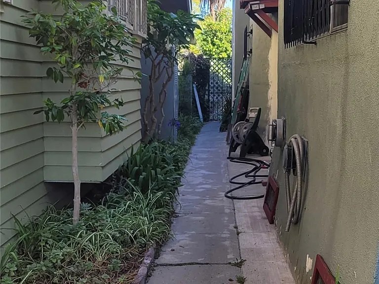 1630 Middleton Pl — Photo 1