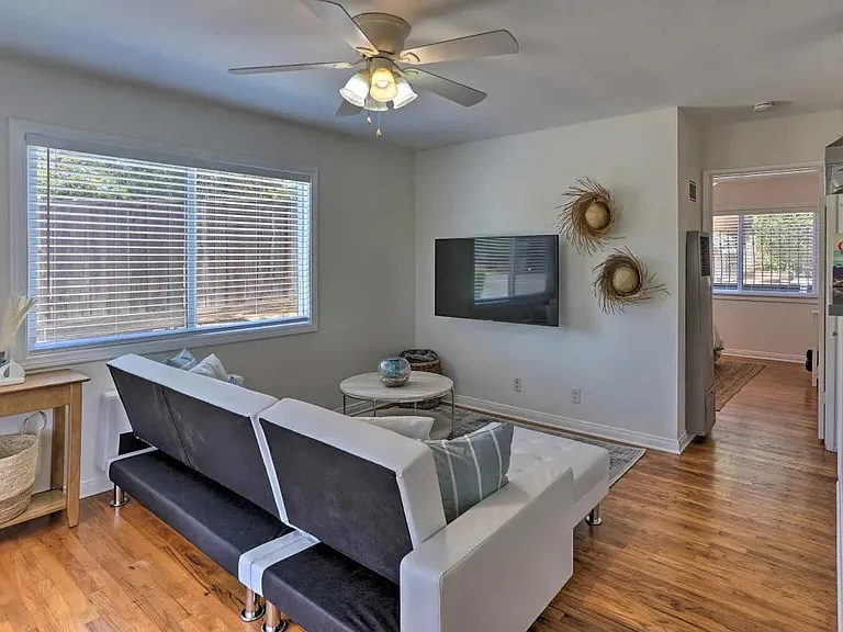 1570 N Coast Hwy #3 — Photo 2
