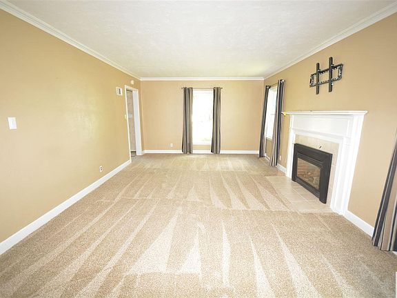 3rd image of 2823 Valley Dr