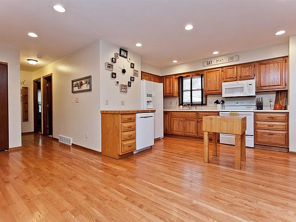 5th image of 40 Birch Ct