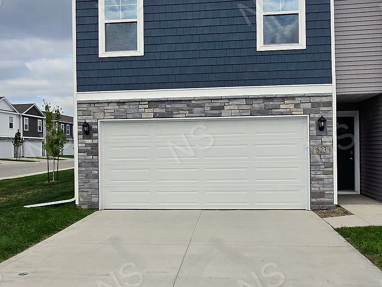 523 Kinley Dr — Photo 1