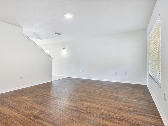 3rd image of 10332 SUMMERVIEW CIRCLE