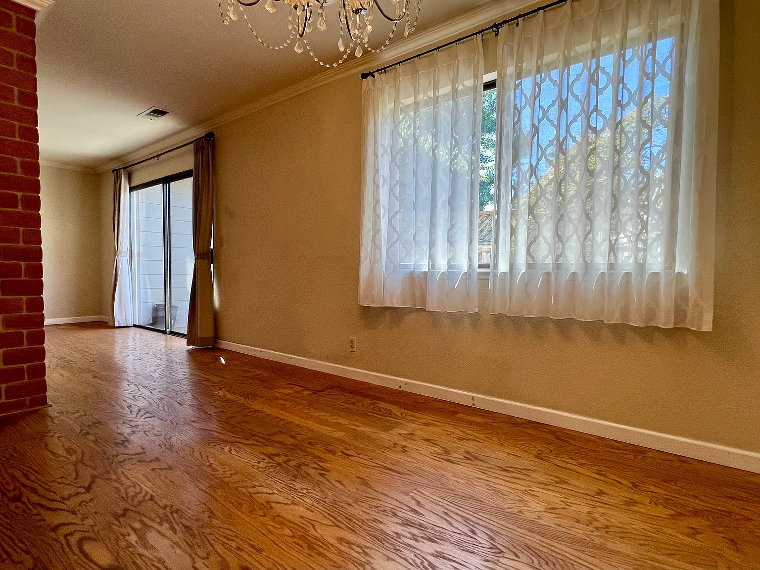 3 bed, 2.5 bath, 1659 sqft, $4,700 — Photo 3