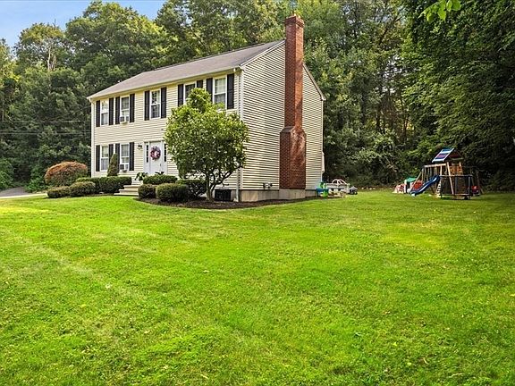 2nd image of 530 Chestnut Hill Rd