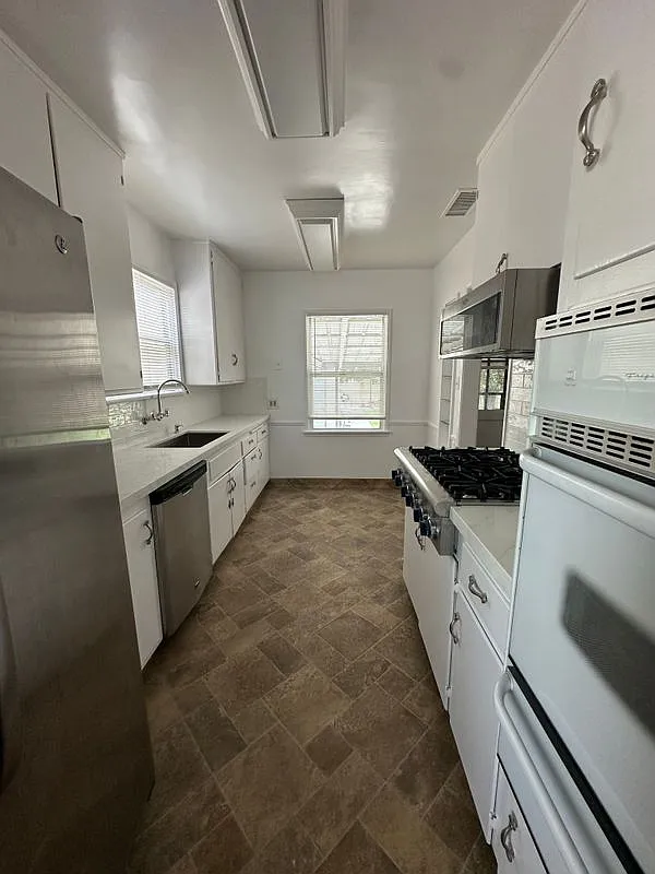 3 bed, 1.0 bath, 1062 sqft, $5,000 — Photo 4