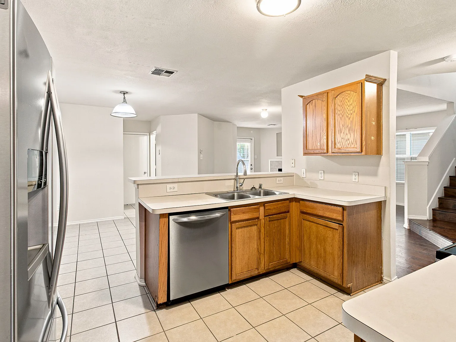 4 bed, 2.5 bath, 2306 sqft, $2,400 — Photo 4