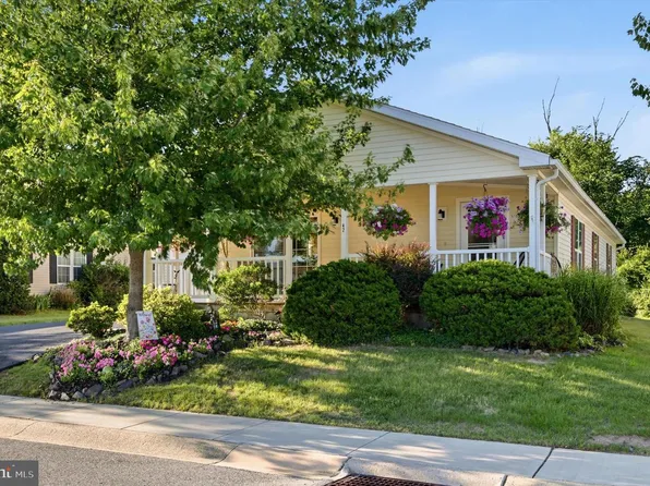 42 Random Rd, Douglassville, PA 19518