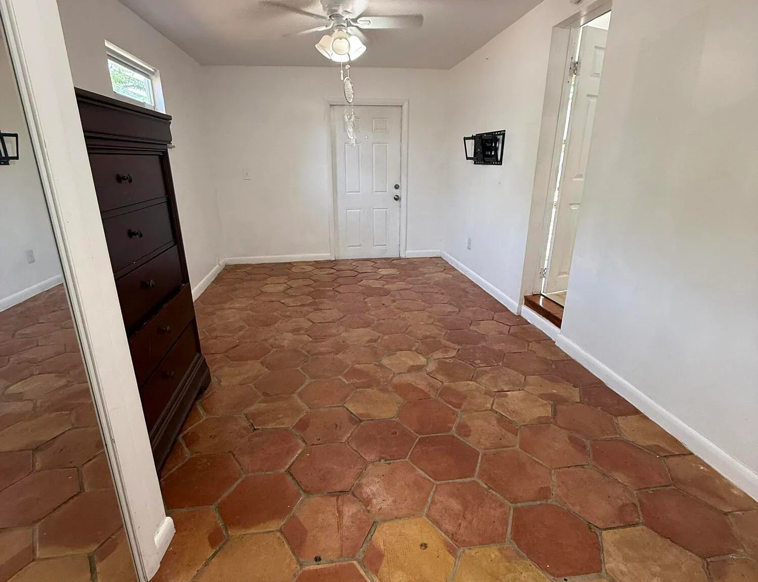 2 bed, 1.0 bath, 2607 sqft, $1,950 — Photo 3