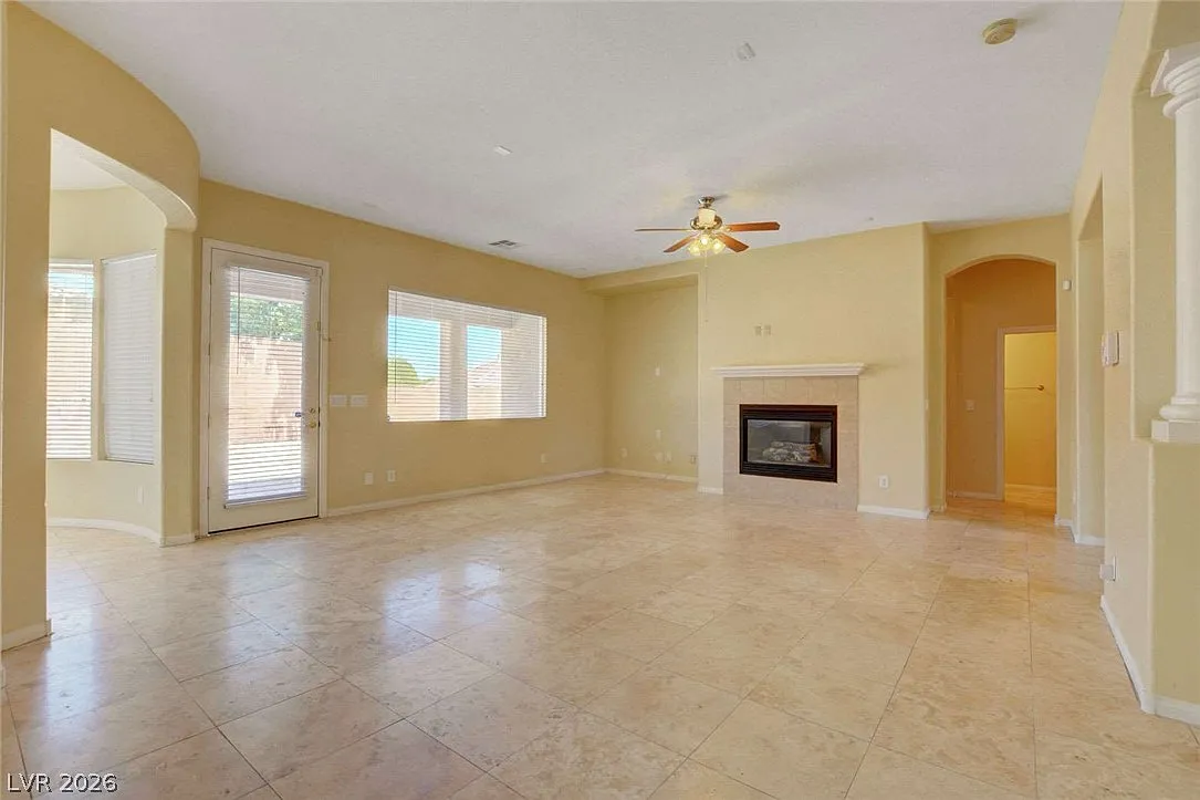 3 bed, 3.5 bath, 2409 sqft, $2,600 — Photo 3