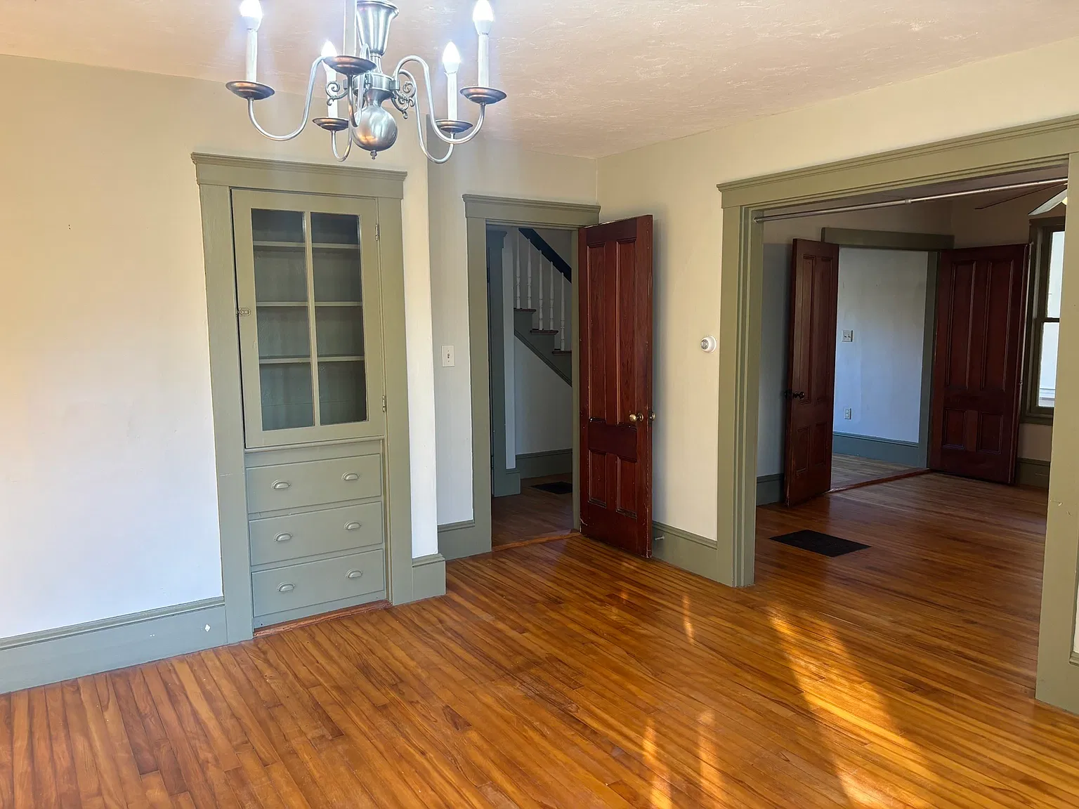 3 bed, 1.5 bath, 1403 sqft, $3,200 — Photo 2