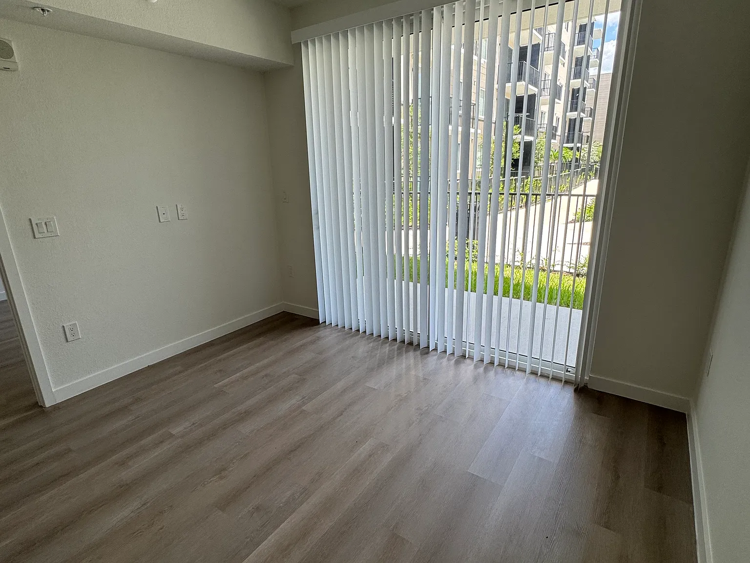 2 bed, 859 sqft, $2,221 — Photo 2