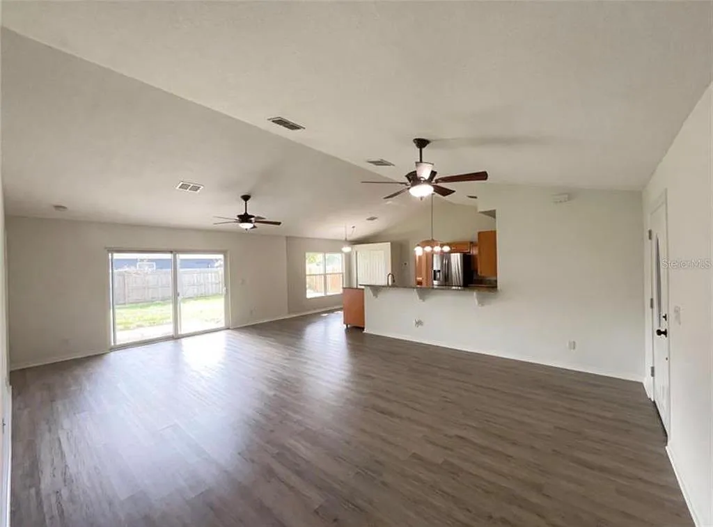 4 bed, 2.5 bath, 1605 sqft, $2,460 — Photo 2