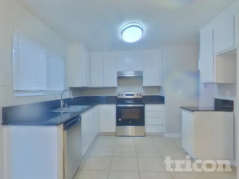 2308 Clinton Ct — Photo 5