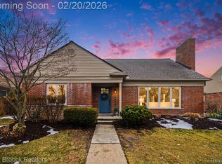 19934 E William Ct, Grosse Pointe Woods, MI 48236
