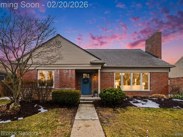19934 E William Ct, Grosse Pointe Woods, MI 48236