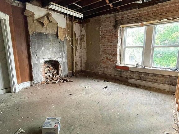4th image of 327 Linwood Ave #329