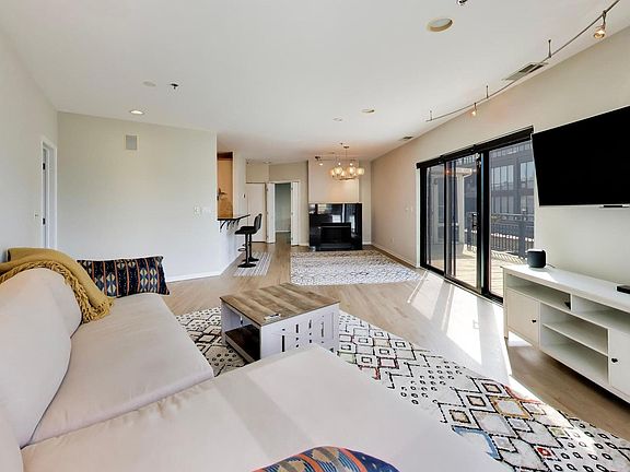 4th image of 520 W Huron St APT 704