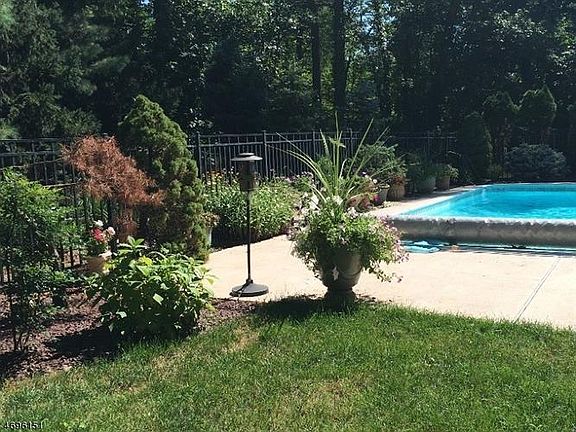 5th image of 51 Pitcairn Dr