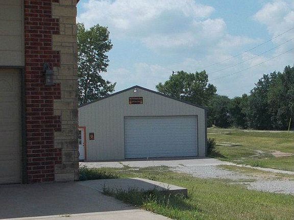 Large shed with 1/2 bath, former dance studio with finished floors.