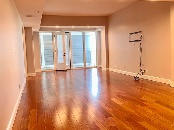 4th image of 550 Pleasant St Suite 207