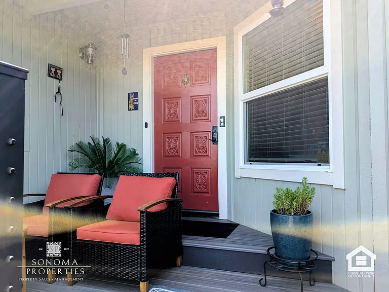 689 Cherry Ln — Photo 6