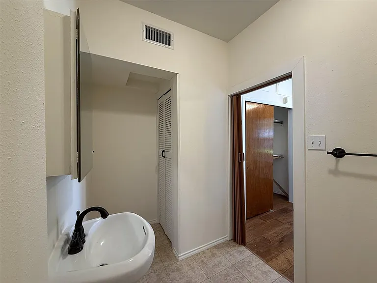 1011 Nadine St — Photo 9