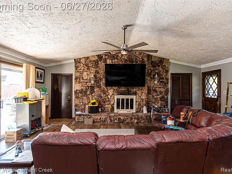 20510 Luna St — Photo 9