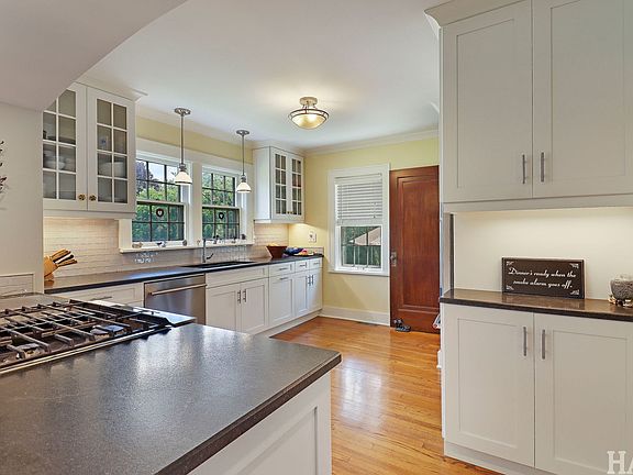 4th image of 621 Parkway Ave