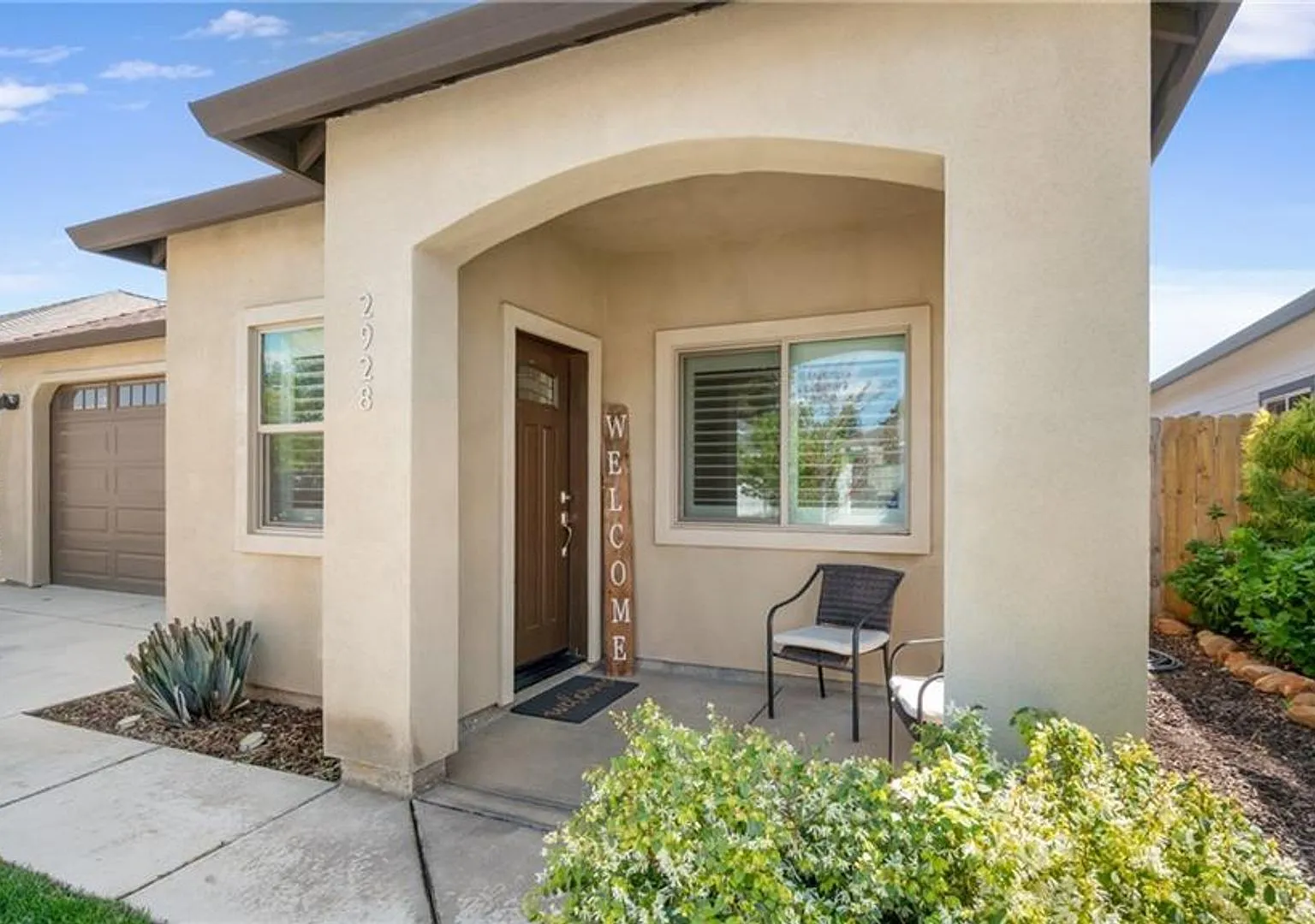 Beautiful 3-Bedroom Home with Modern Finishes & Low-Maintenance Backyard — Photo 2