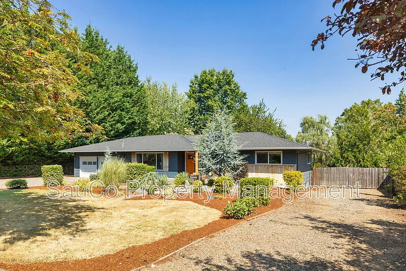 4 bed, 2.0 bath, 2414 sqft, $3,800 — Photo 3