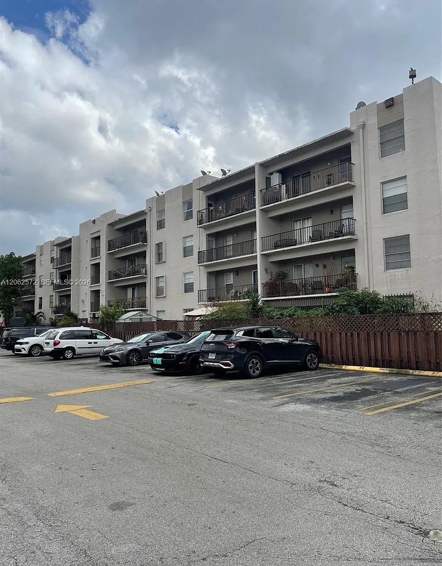 Westland Gardens Condo — Photo 1