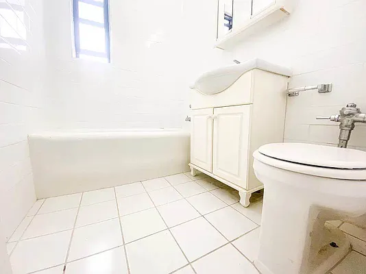 Rented by RealTegrity NY LLC | media 18