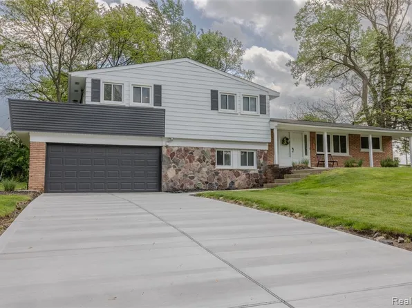 2862 Rossmoor Cir, Bloomfield Hills, MI 48302