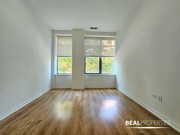 558 W Webster — Photo 61
