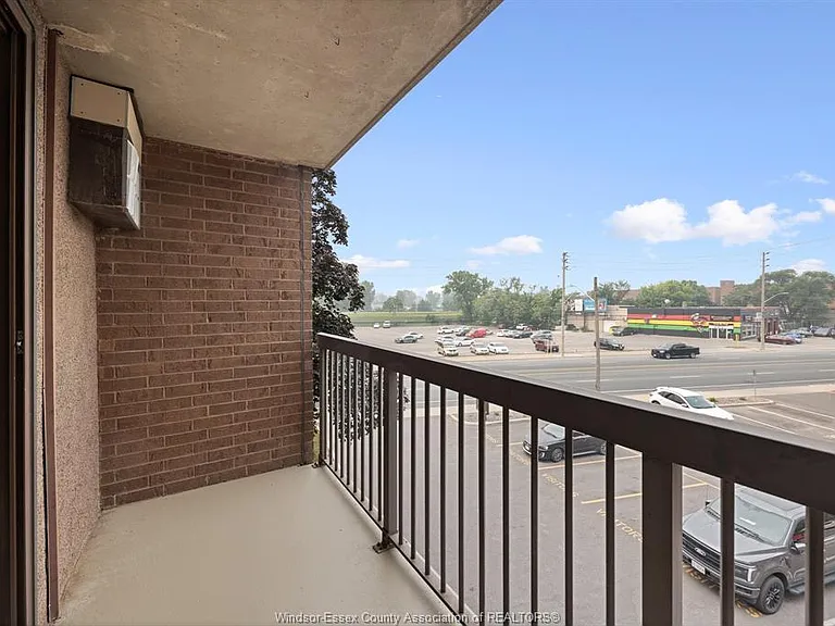 3950 Wyandotte St E #306 — Photo 16