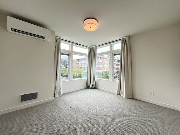 Master bedroom (~11'9" x 11'3")