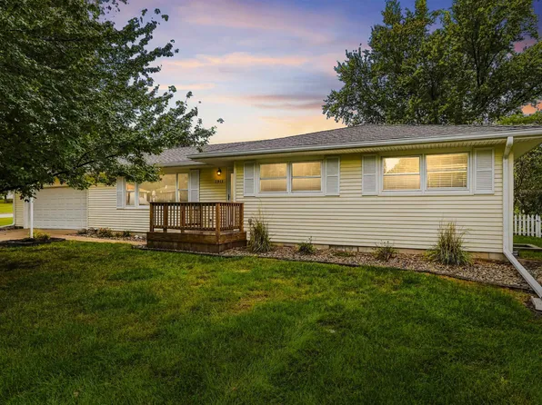 1911 Crescent Dr, Cedar Falls, IA 50613