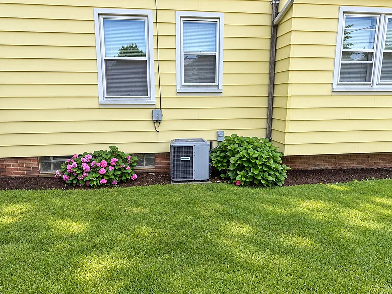 3 bed, 1.0 bath, 1170 sqft, $2,020 — Photo 2