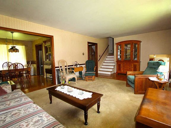 5th image of 50 Scotchpine Dr