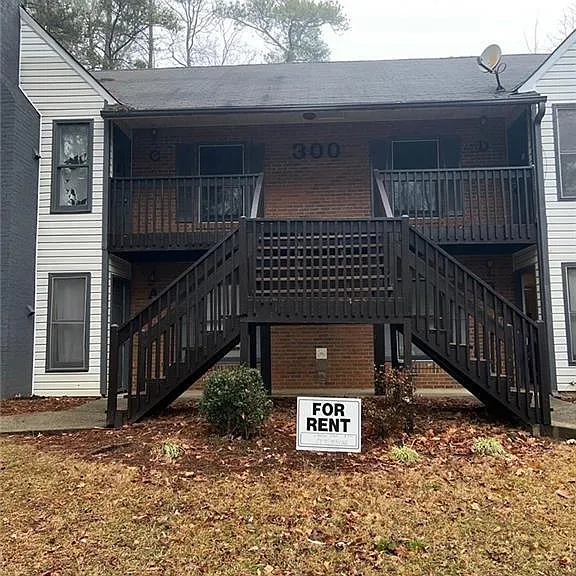 300 E Burns Ct SE #D — Photo 1