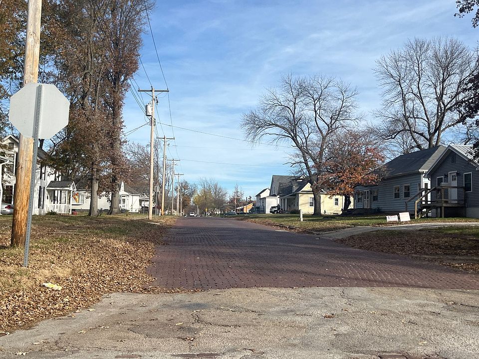 702 W Rich St, Taylorville, IL 62568 Zillow