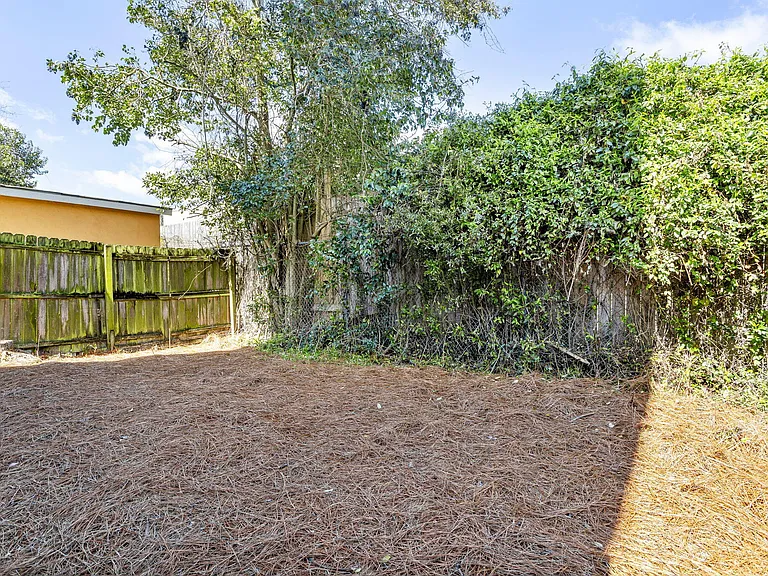 2028 Arbutus Ave — Photo 17
