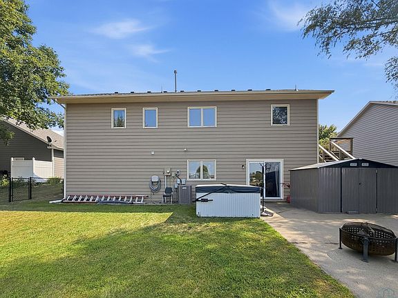 2nd image of 1807 Country Club Dr