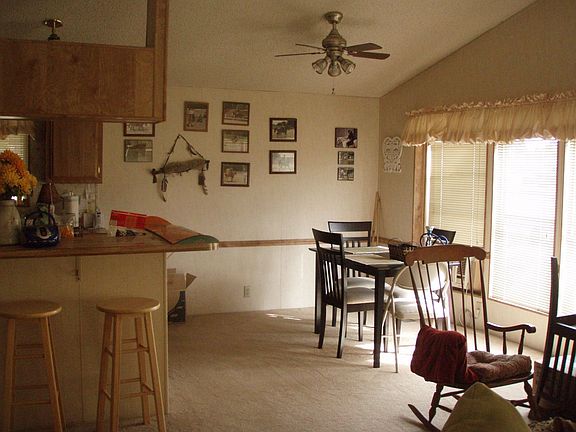 Dining area & breakfast bar
