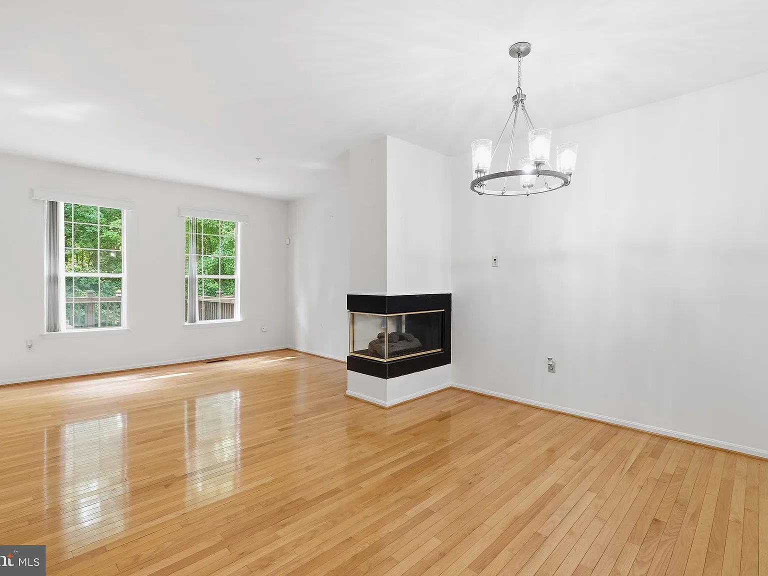 3 bed, 4.0 bath, 2302 sqft, $3,200 — Photo 2
